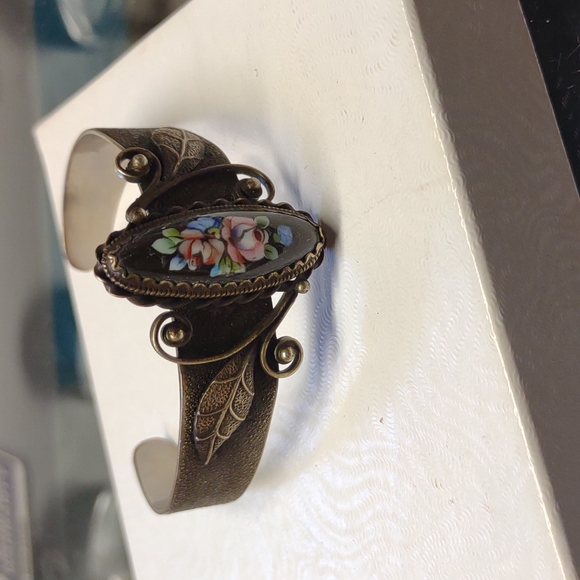 Jewelry - Vintage Cameo Floral Bracelet